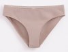 Beżowe majtki damskie o kroju bikini, wykonane z gładkiego materiału. Wzdłuż górnej krawędzi znajdują się delikatne, subtelne zdobienia